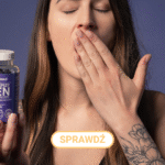 Kobieta zmagająca się z problemami ze snem po zmianie czasu na zimowy, leżąca w łóżku, obok naturalne produkty CBDmed – żelki na sen i olejek RELAX.