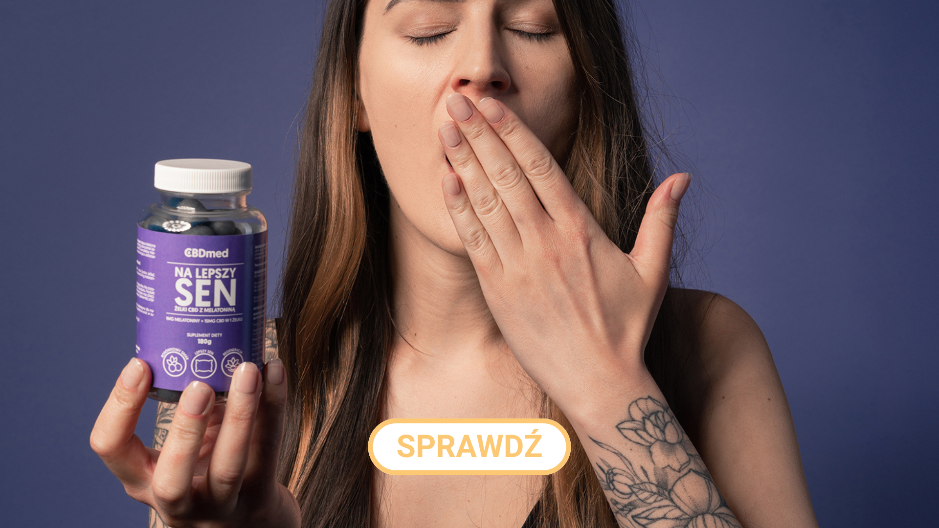 Kobieta zmagająca się z problemami ze snem po zmianie czasu na zimowy, leżąca w łóżku, obok naturalne produkty CBDmed – żelki na sen i olejek RELAX.